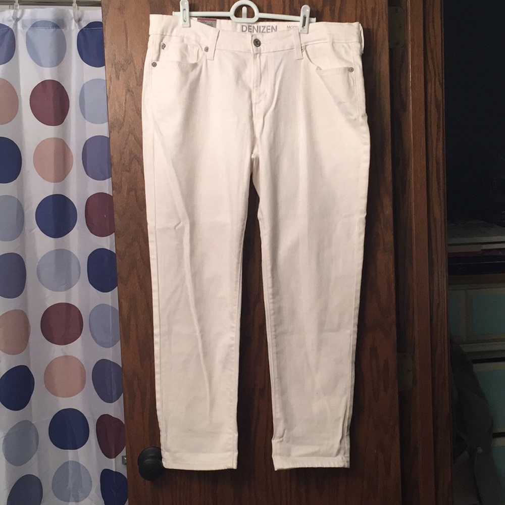 Being donated 9/13: NWT White stretchy Levi jeans